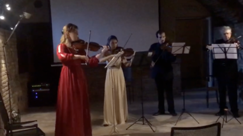 VIDEO - Prolungati applausi per